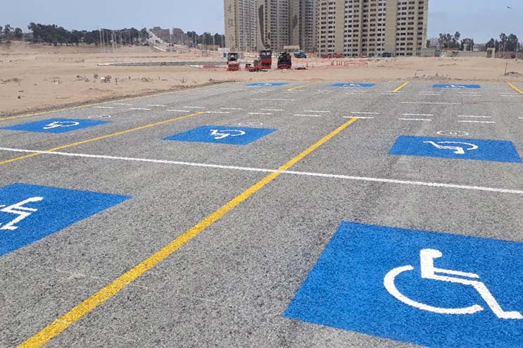 marquage au sol des place handicapé pour les jeux panamaricain à Lima