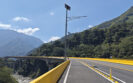 Portion du viaduc du Km 58 en Colombie, avec la signalisation routière effectuée par GirdoColombia